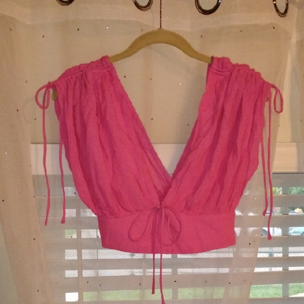 Woman's Sleeveless Coral V-neck Crop Top with a Self-tie Detail, Size: S